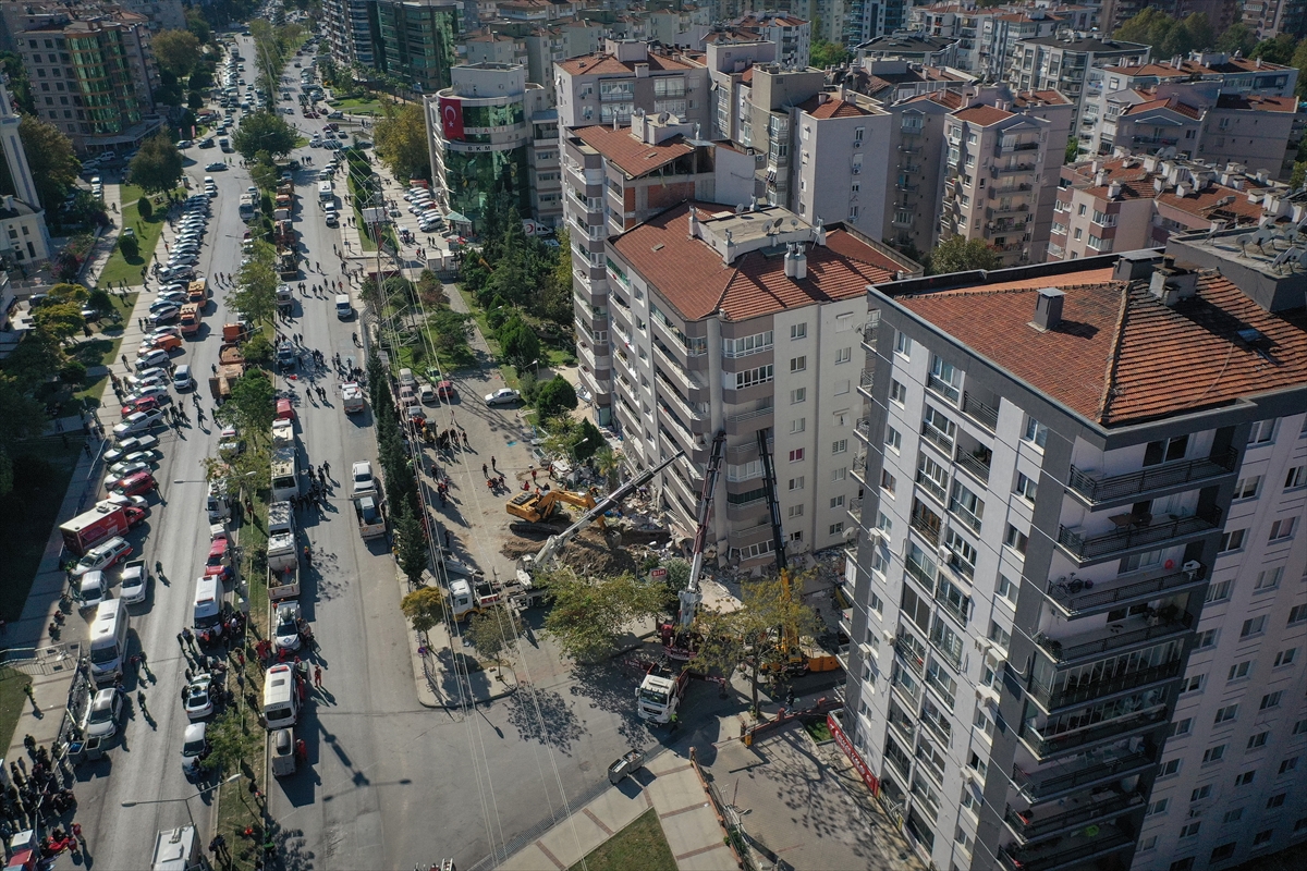 Depremde ilk 3 katı çöküp yan yatan bina, vinçlerle desteklendi