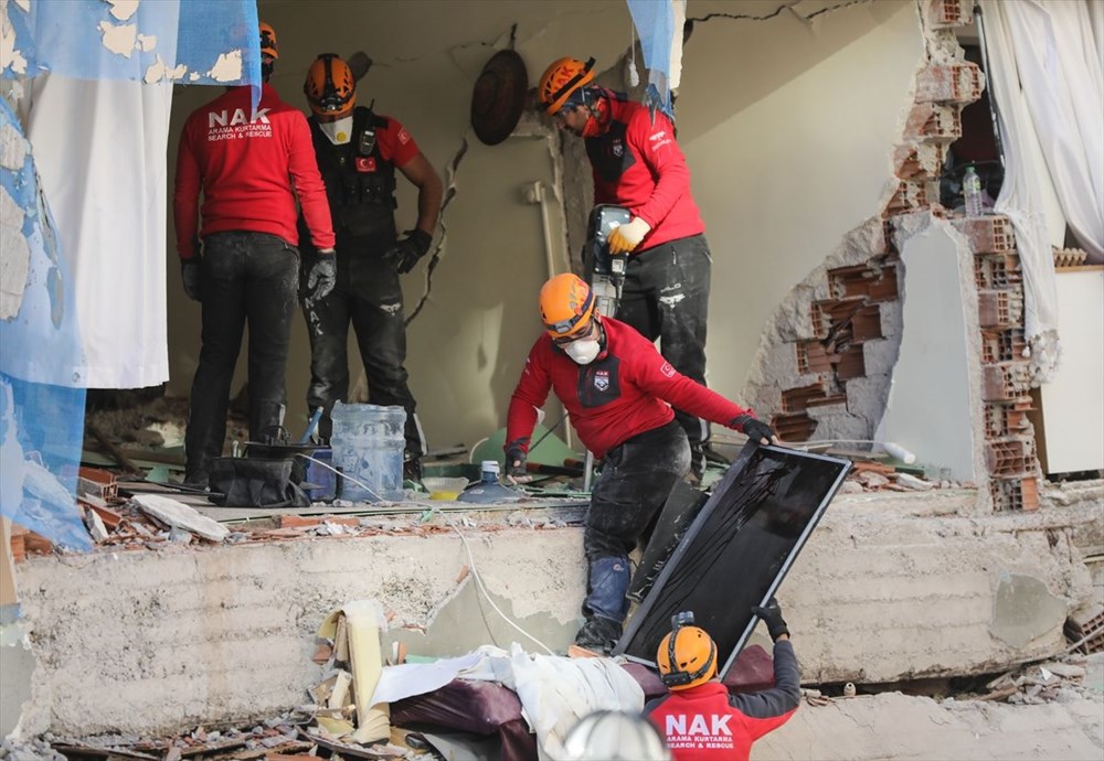 Depremde ilk 3 katı çöküp yan yatan bina, vinçlerle desteklendi