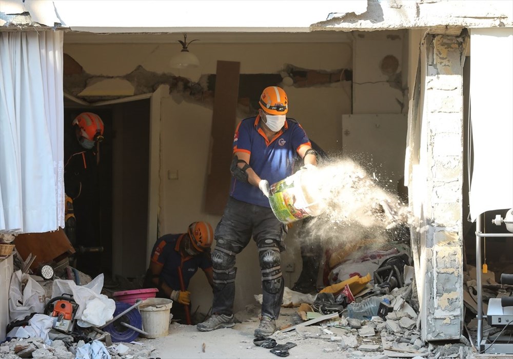 Depremde ilk 3 katı çöküp yan yatan bina, vinçlerle desteklendi