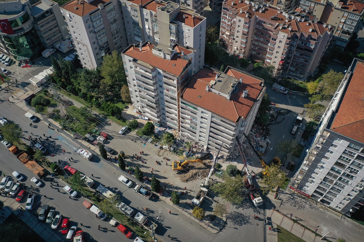 Depremde ilk 3 katı çöküp yan yatan bina, vinçlerle desteklendi