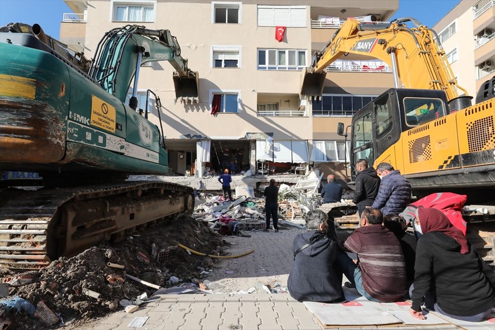 Depremde ilk 3 katı çöküp yan yatan bina, vinçlerle desteklendi