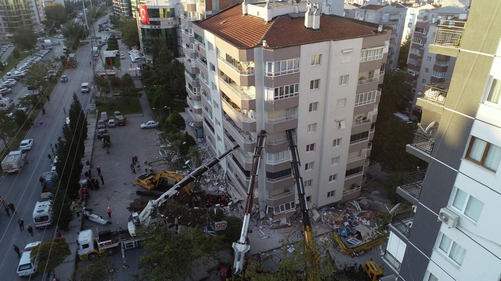 Depremde ilk 3 katı çöküp yan yatan bina, vinçlerle desteklendi