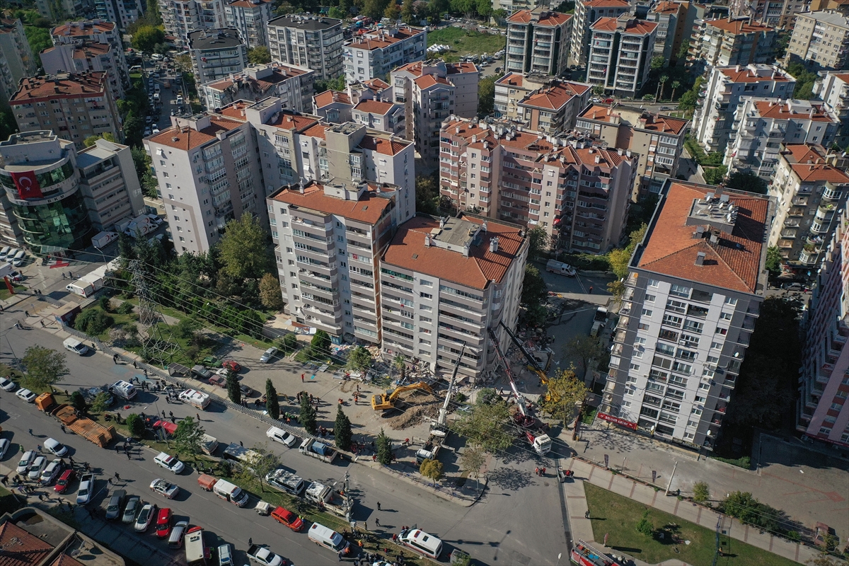 Depremde ilk 3 katı çöküp yan yatan bina, vinçlerle desteklendi