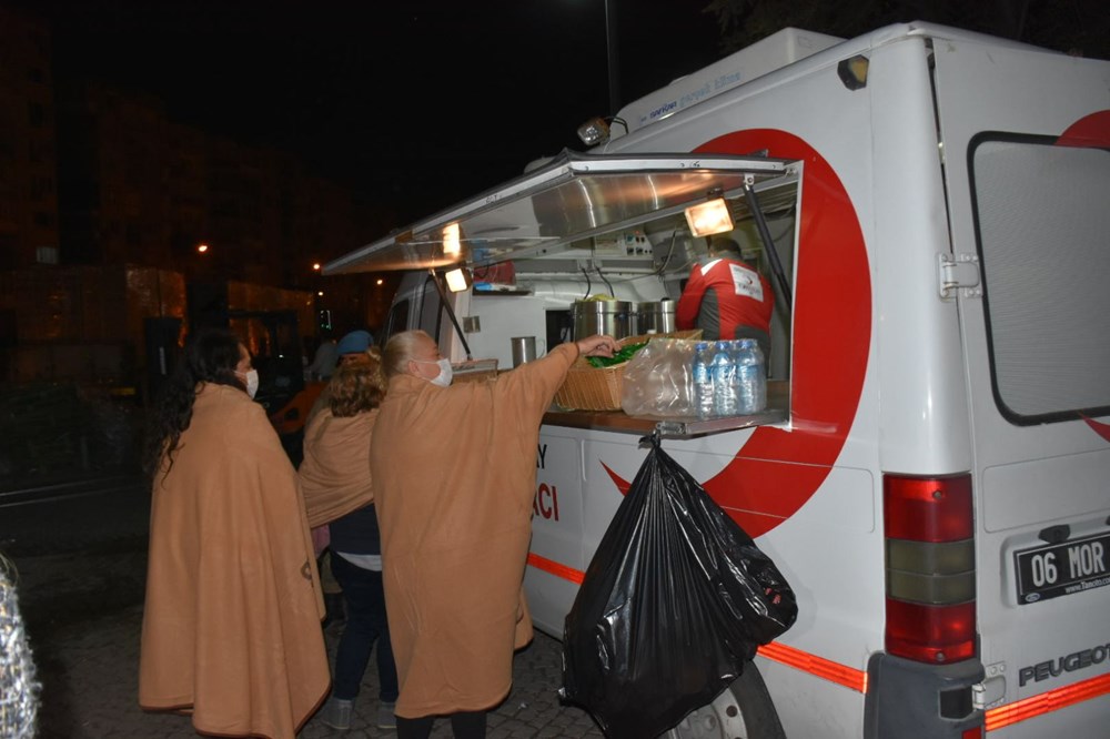 İzmirliler geceyi sokakta geçirdi!