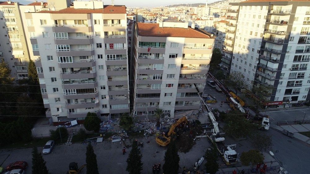 Depremde ilk 3 katı çöküp yan yatan bina, vinçlerle desteklendi
