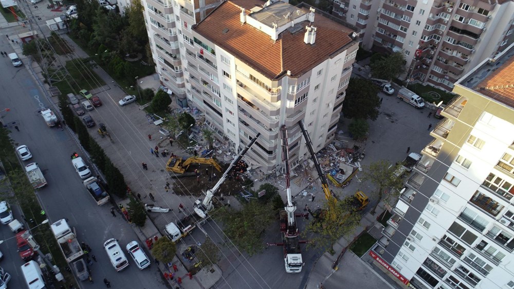 Depremde ilk 3 katı çöküp yan yatan bina, vinçlerle desteklendi