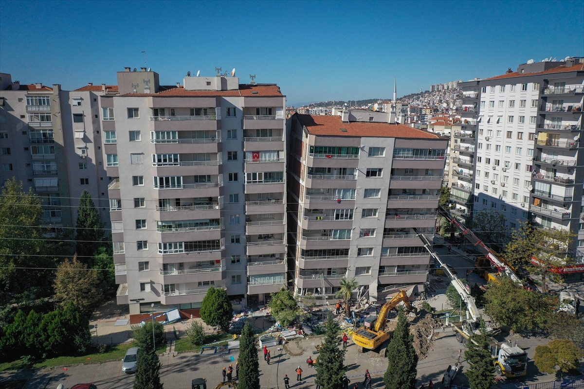 Depremde ilk 3 katı çöküp yan yatan bina, vinçlerle desteklendi