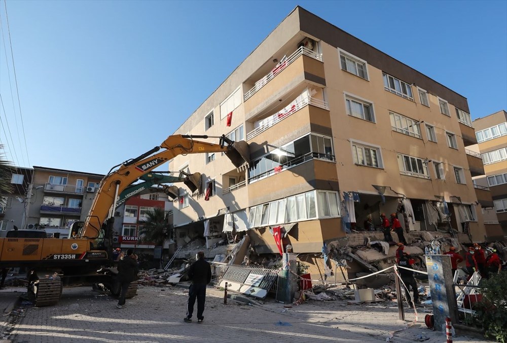 Depremde ilk 3 katı çöküp yan yatan bina, vinçlerle desteklendi