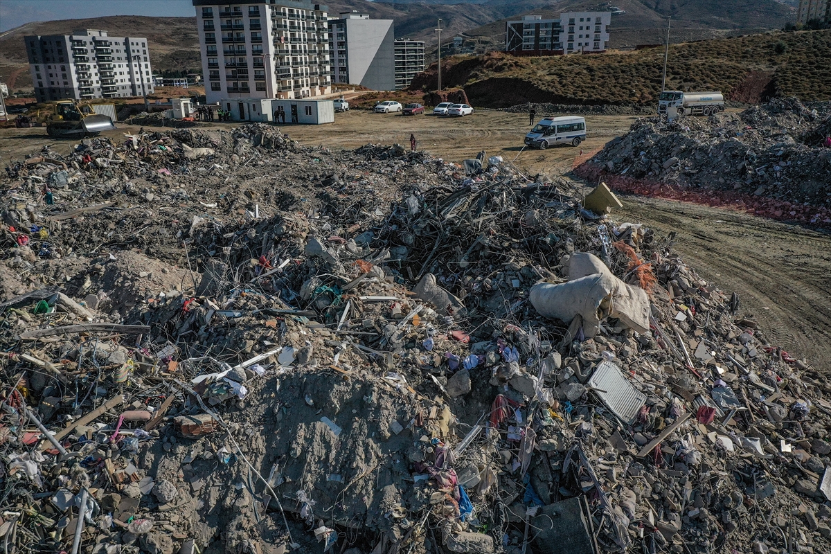 Depremde yıkılan binaların molozları, içindeki hatıralarla koruma altında