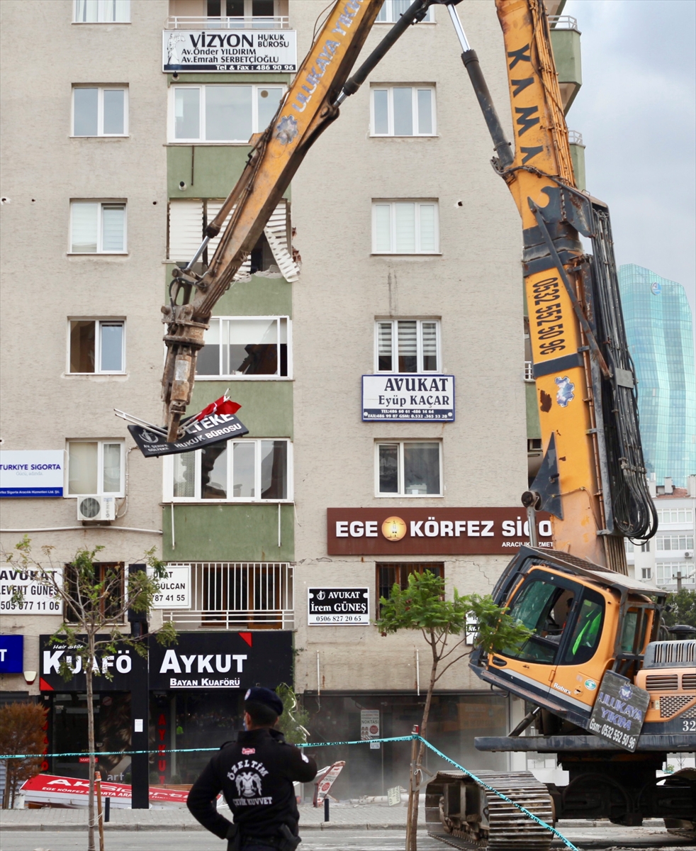 İzmir'de ağır hasarlı binaların yıkımı devam ediyor!
