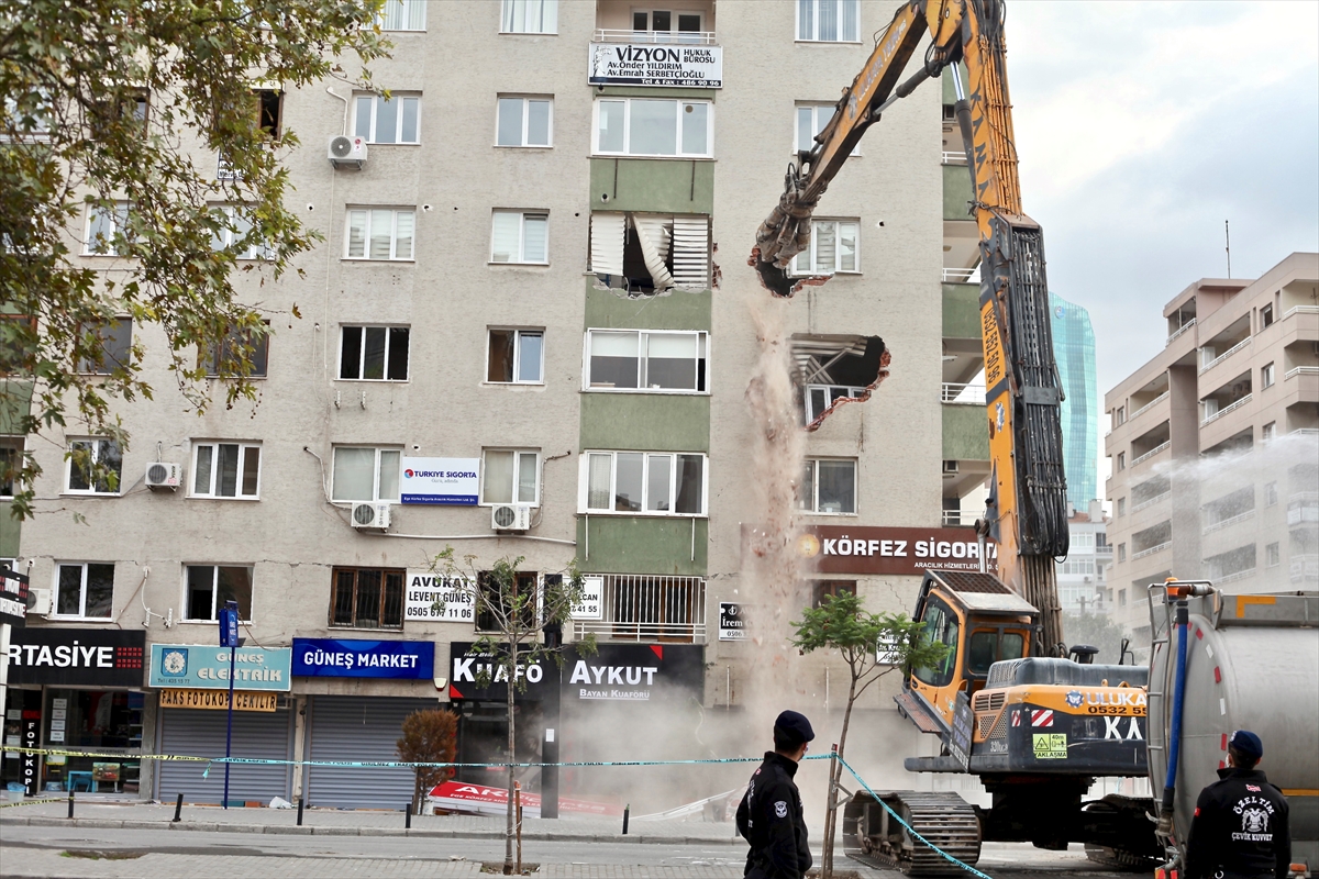 İzmir'de ağır hasarlı binaların yıkımı devam ediyor!