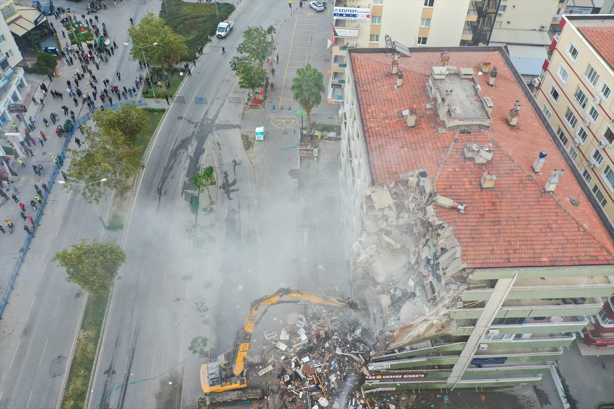 İzmir'de ağır hasarlı binaların yıkımı devam ediyor!