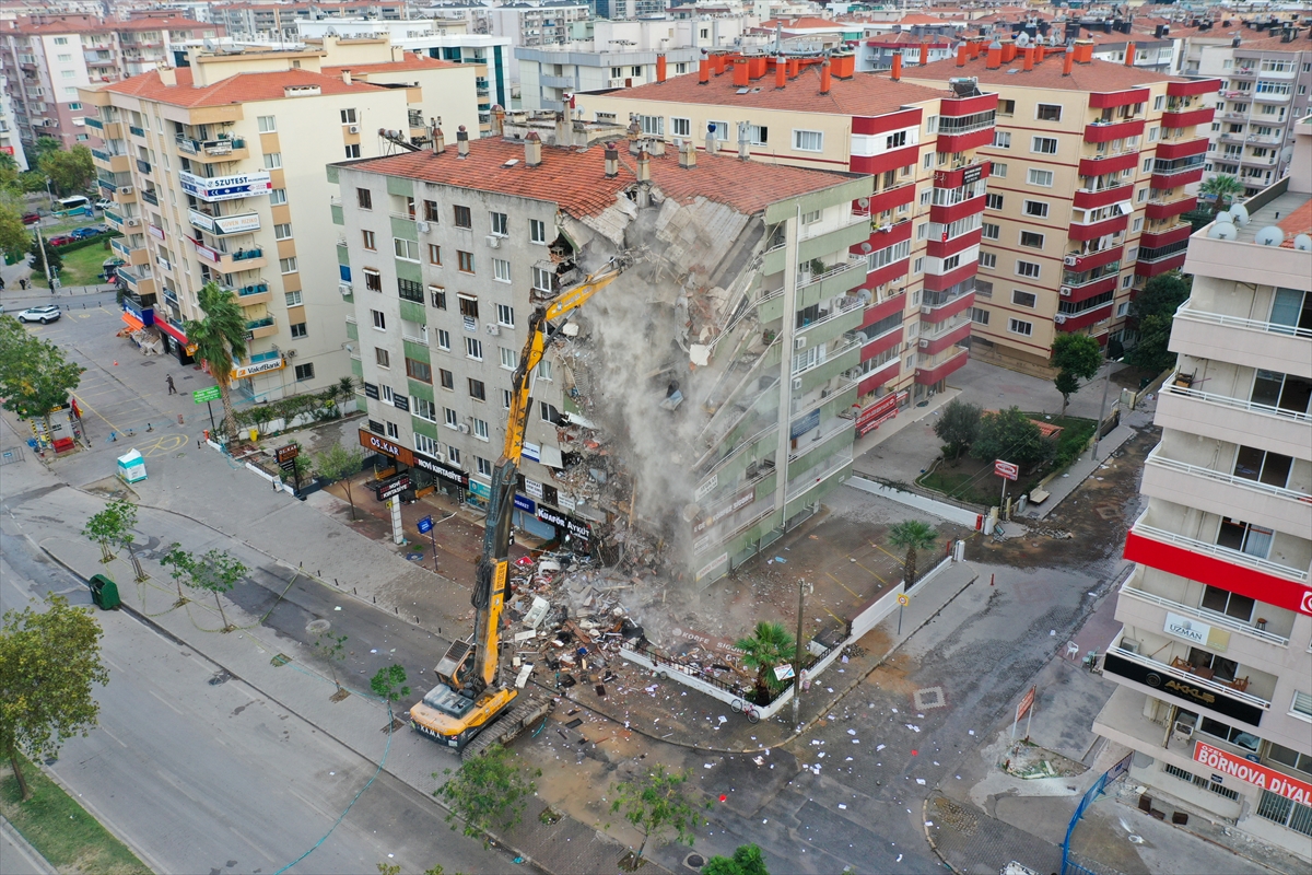 İzmir'de ağır hasarlı binaların yıkımı devam ediyor!