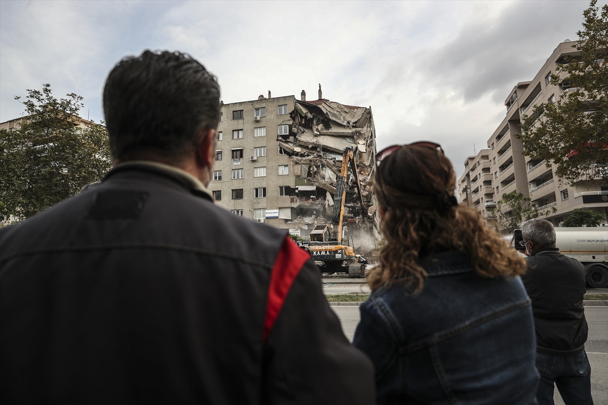 İzmir'de ağır hasarlı binaların yıkımı devam ediyor!