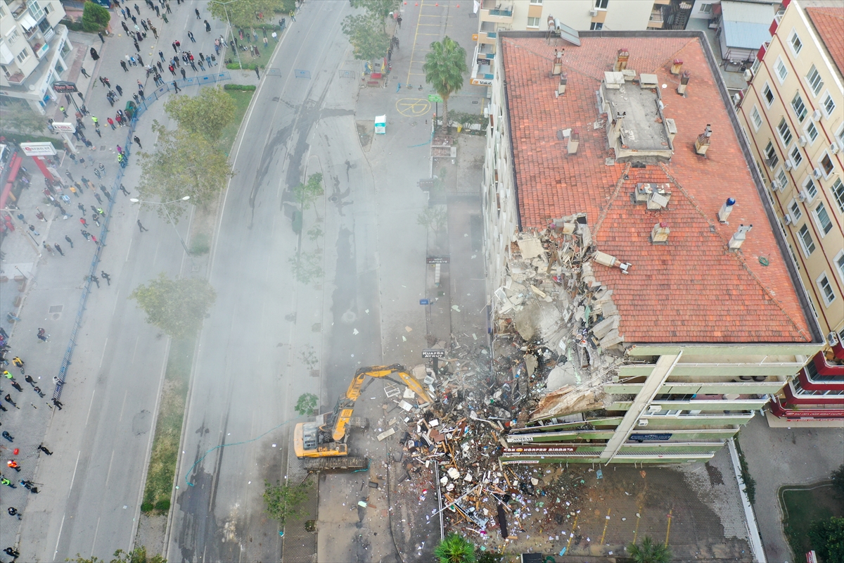 İzmir'de ağır hasarlı binaların yıkımı devam ediyor!