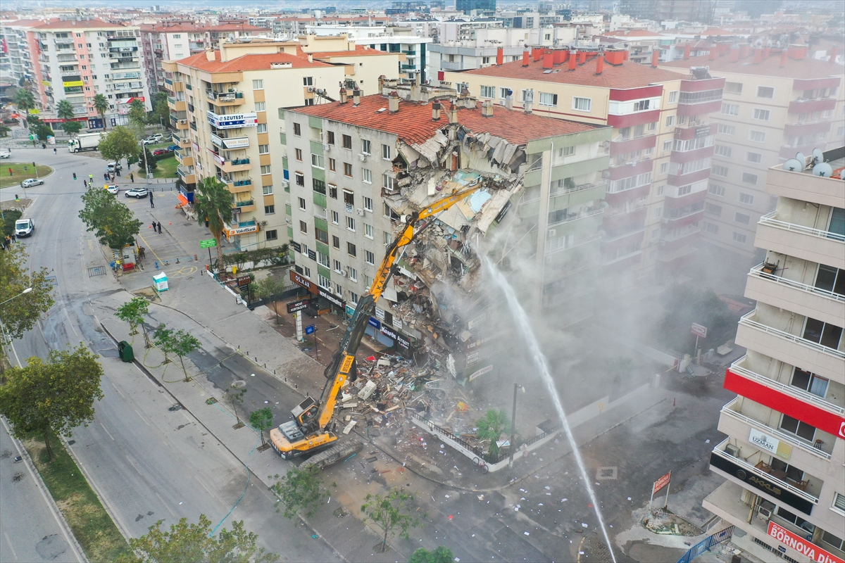 İzmir'de ağır hasarlı binaların yıkımı devam ediyor!