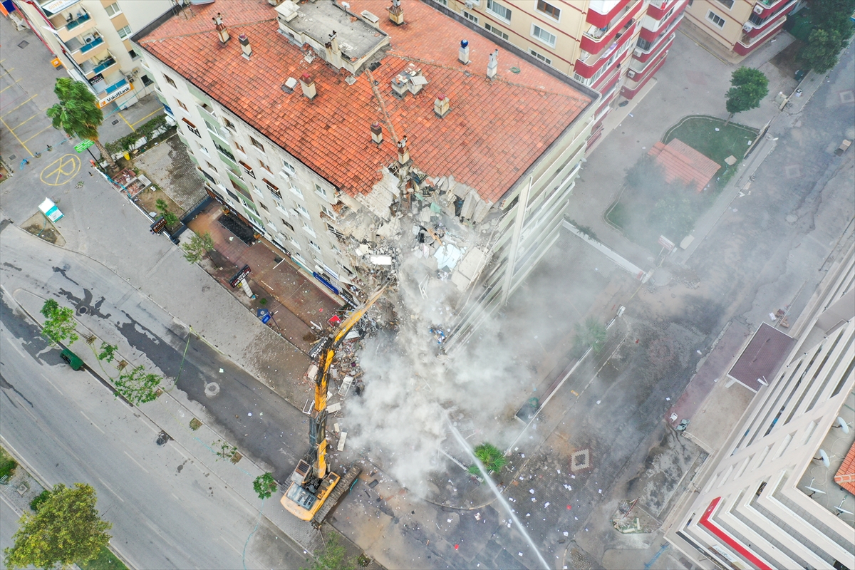 İzmir'de ağır hasarlı binaların yıkımı devam ediyor!