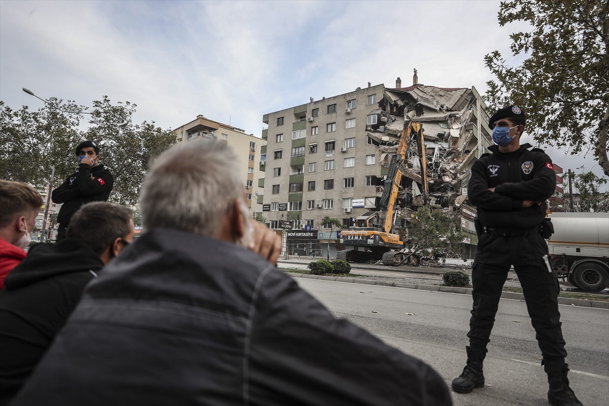 İzmir'de ağır hasarlı binaların yıkımı devam ediyor!
