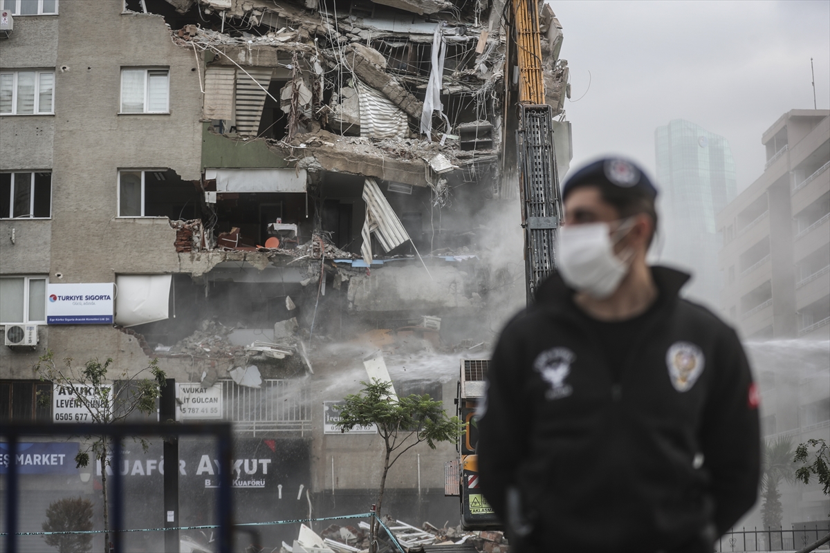 İzmir'de ağır hasarlı binaların yıkımı devam ediyor!
