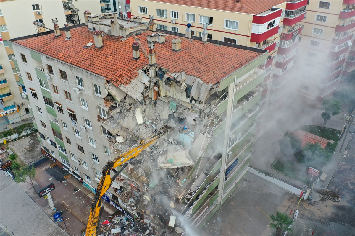 İzmir'de ağır hasarlı binaların yıkımı devam ediyor!