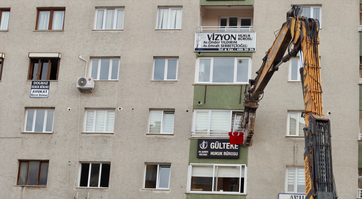 İzmir'de ağır hasarlı binaların yıkımı devam ediyor!