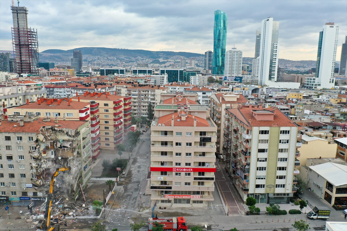 İzmir'de ağır hasarlı binaların yıkımı devam ediyor!