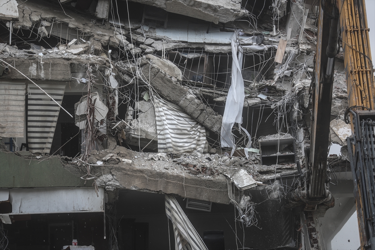 İzmir'de ağır hasarlı binaların yıkımı devam ediyor!