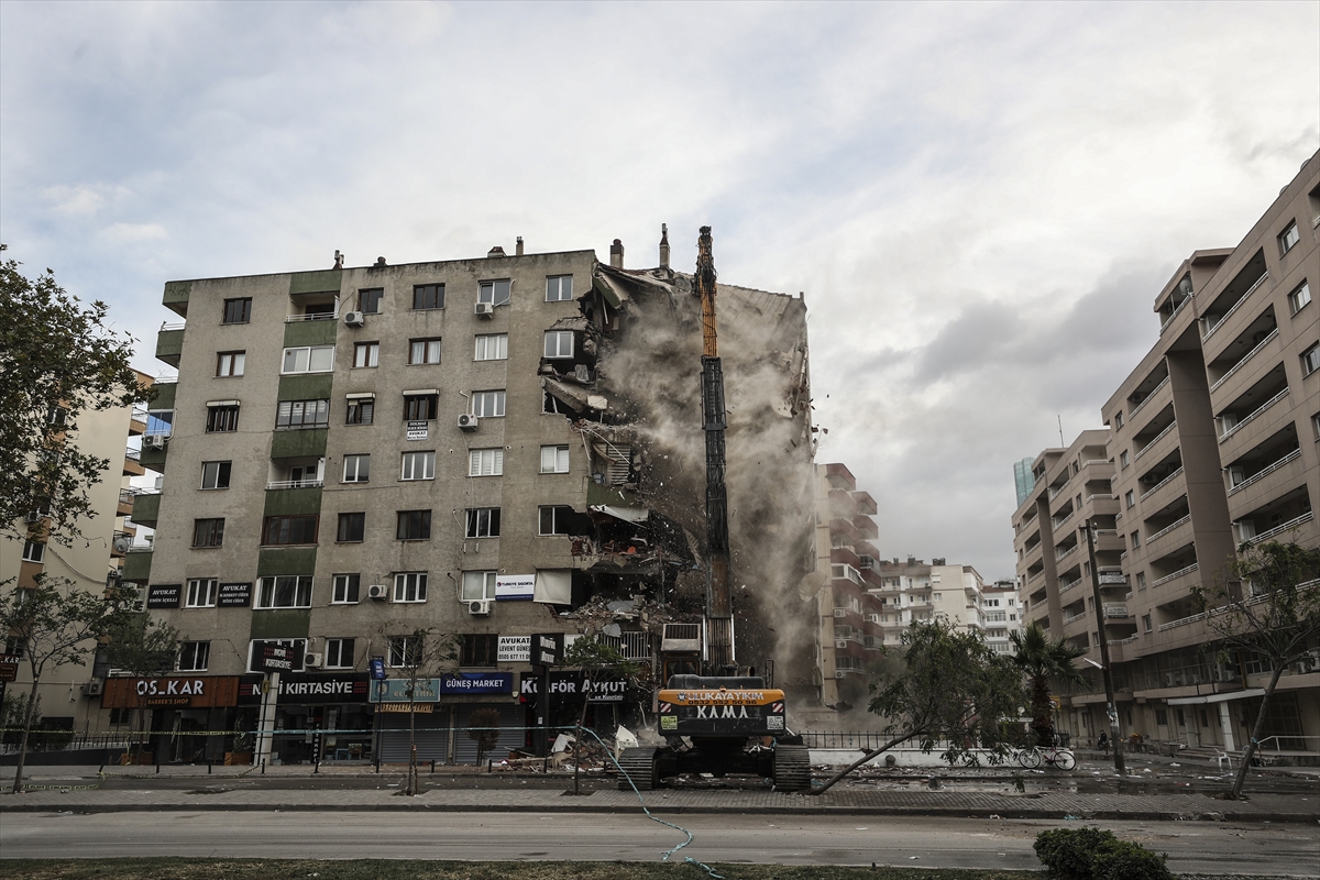 İzmir'de ağır hasarlı binaların yıkımı devam ediyor!