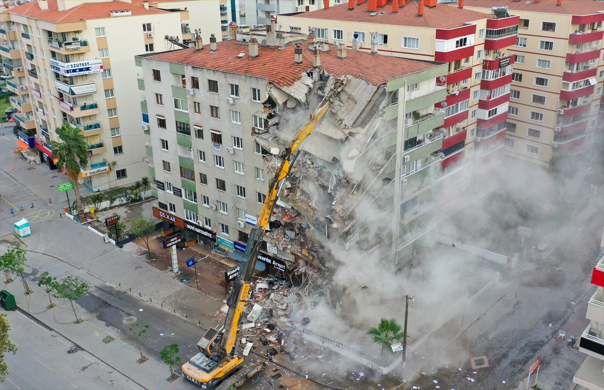 İzmir'de ağır hasarlı binaların yıkımı devam ediyor!