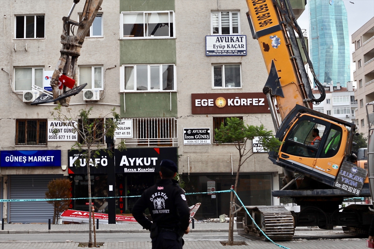 İzmir'de ağır hasarlı binaların yıkımı devam ediyor!
