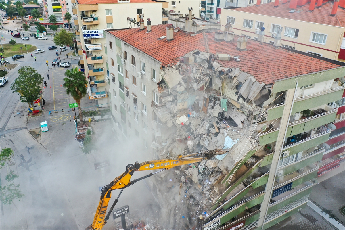 İzmir'de ağır hasarlı binaların yıkımı devam ediyor!
