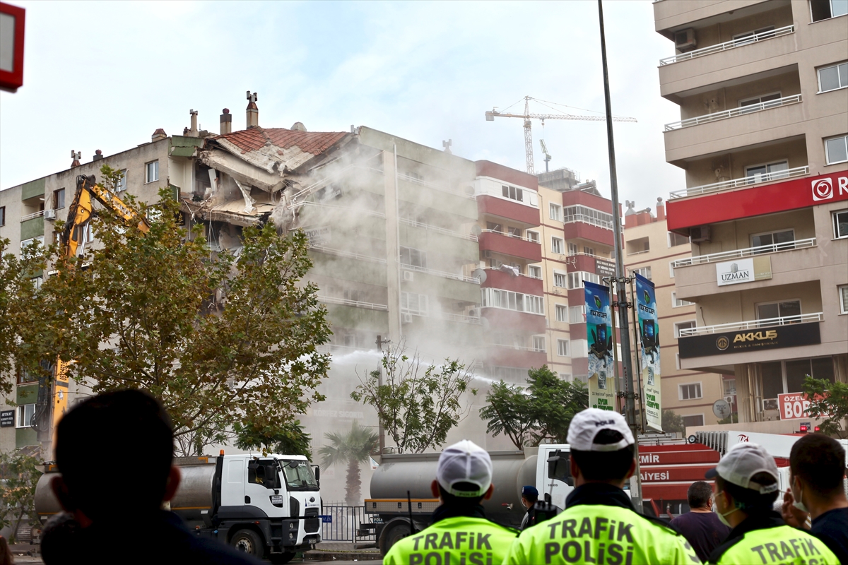 İzmir'de ağır hasarlı binaların yıkımı devam ediyor!