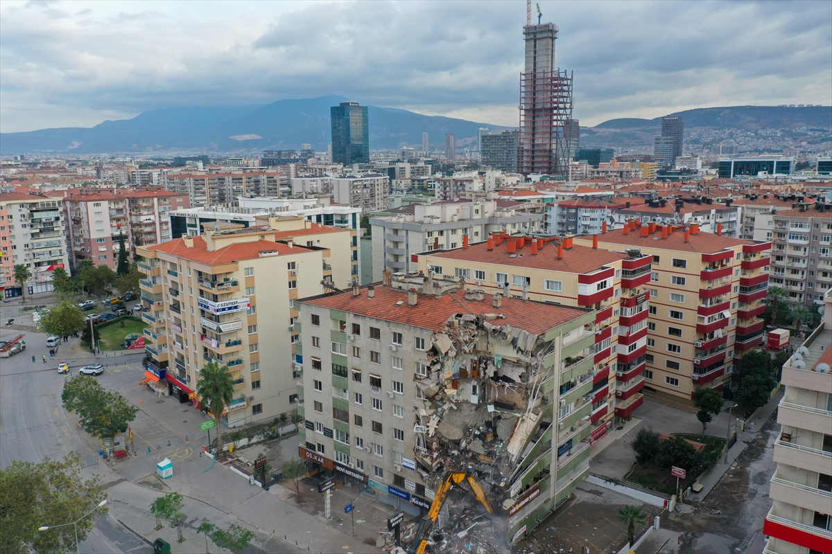 İzmir'de ağır hasarlı binaların yıkımı devam ediyor!
