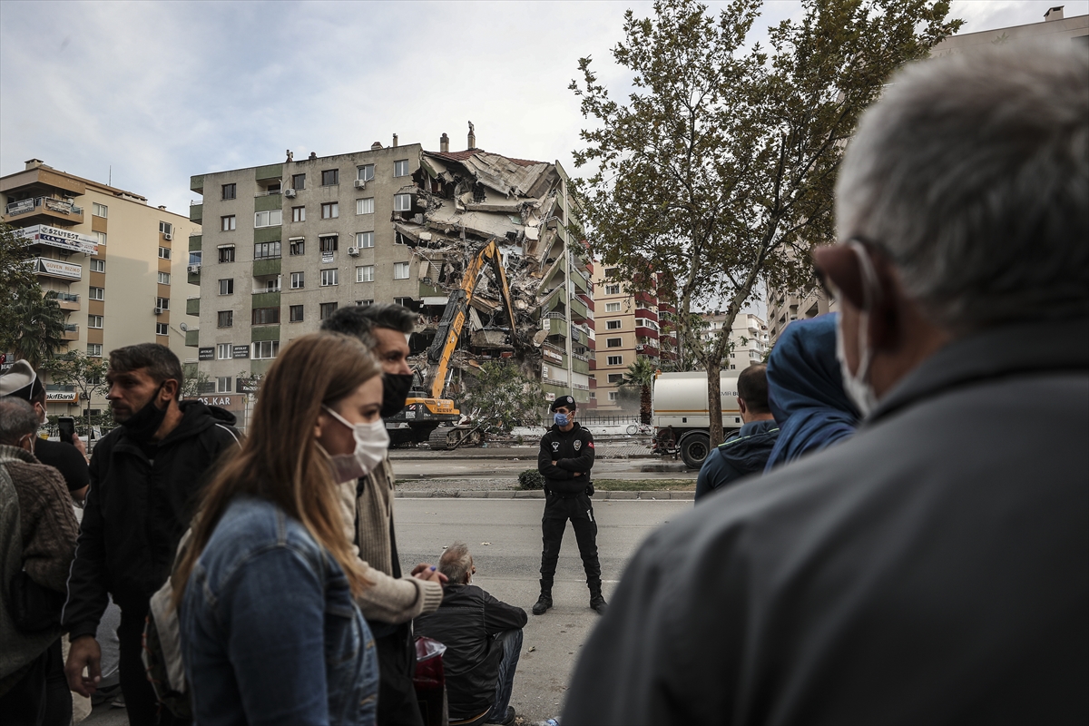 İzmir'de ağır hasarlı binaların yıkımı devam ediyor!