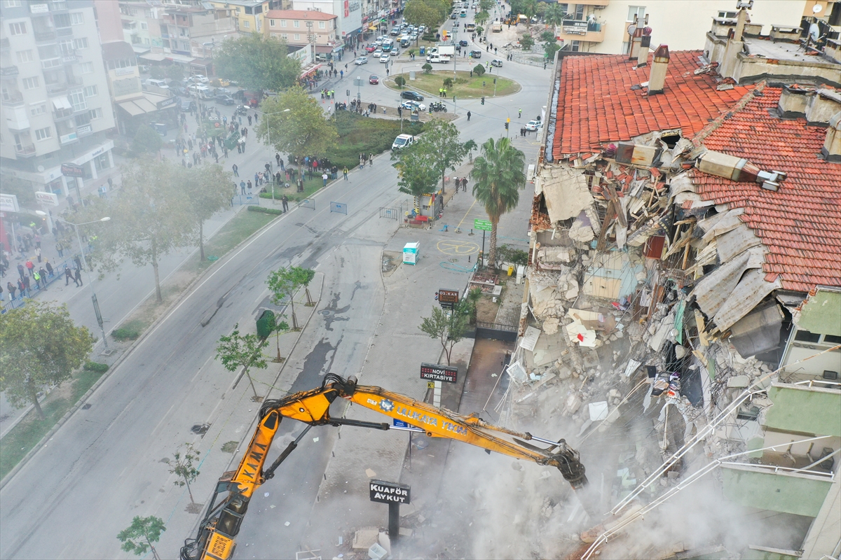 İzmir'de ağır hasarlı binaların yıkımı devam ediyor!