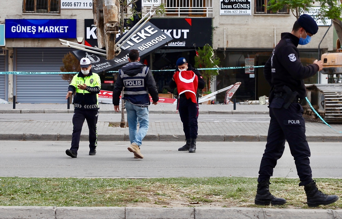 İzmir'de ağır hasarlı binaların yıkımı devam ediyor!
