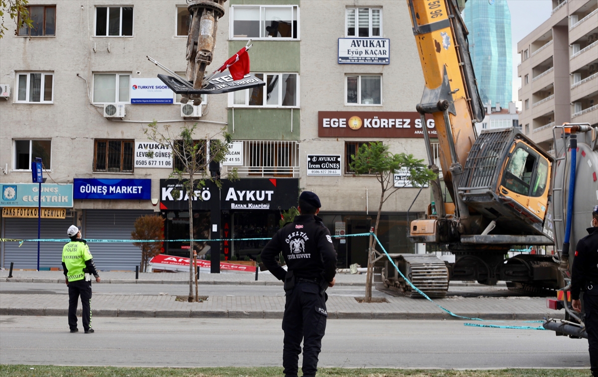 İzmir'de ağır hasarlı binaların yıkımı devam ediyor!