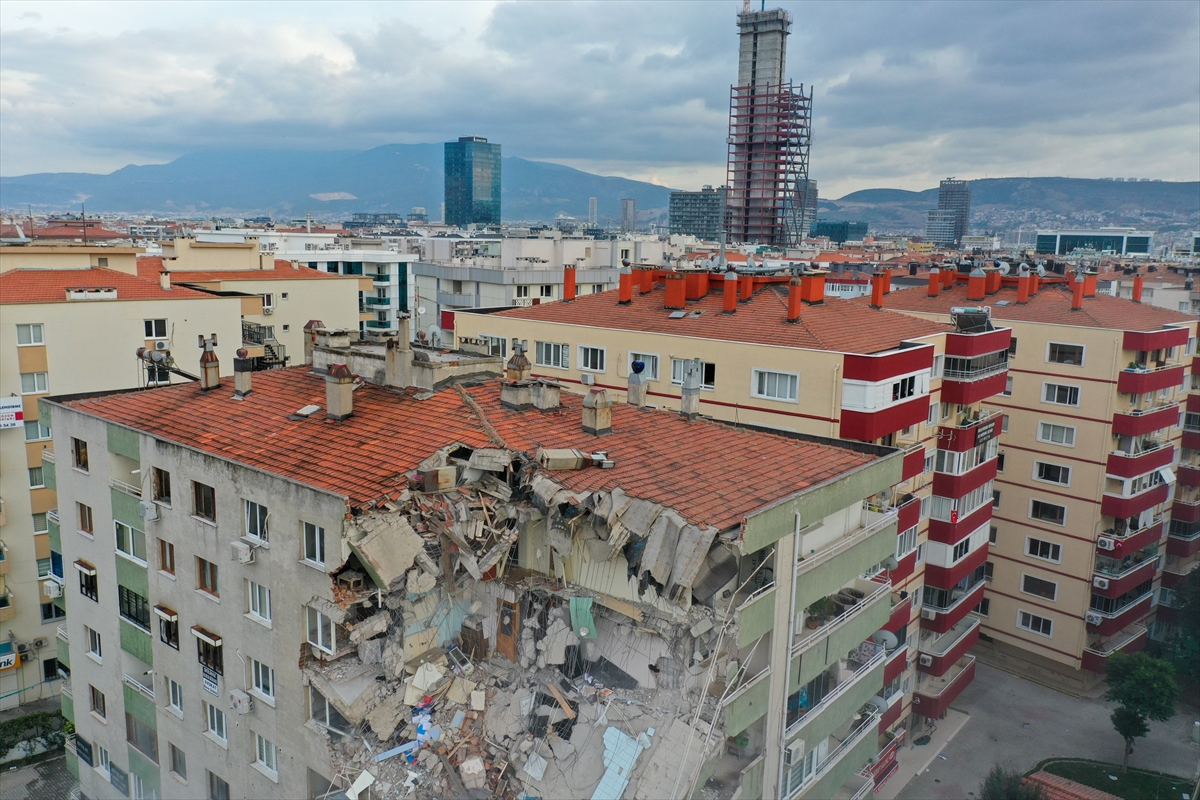 İzmir'de ağır hasarlı binaların yıkımı devam ediyor!