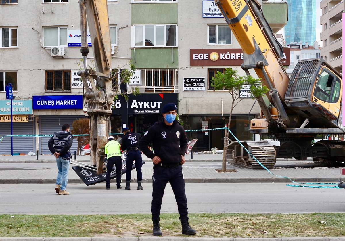 İzmir'de ağır hasarlı binaların yıkımı devam ediyor!