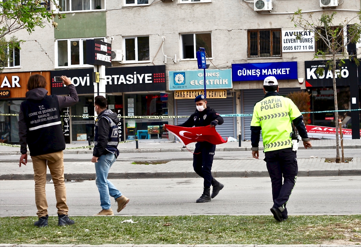 İzmir'de ağır hasarlı binaların yıkımı devam ediyor!