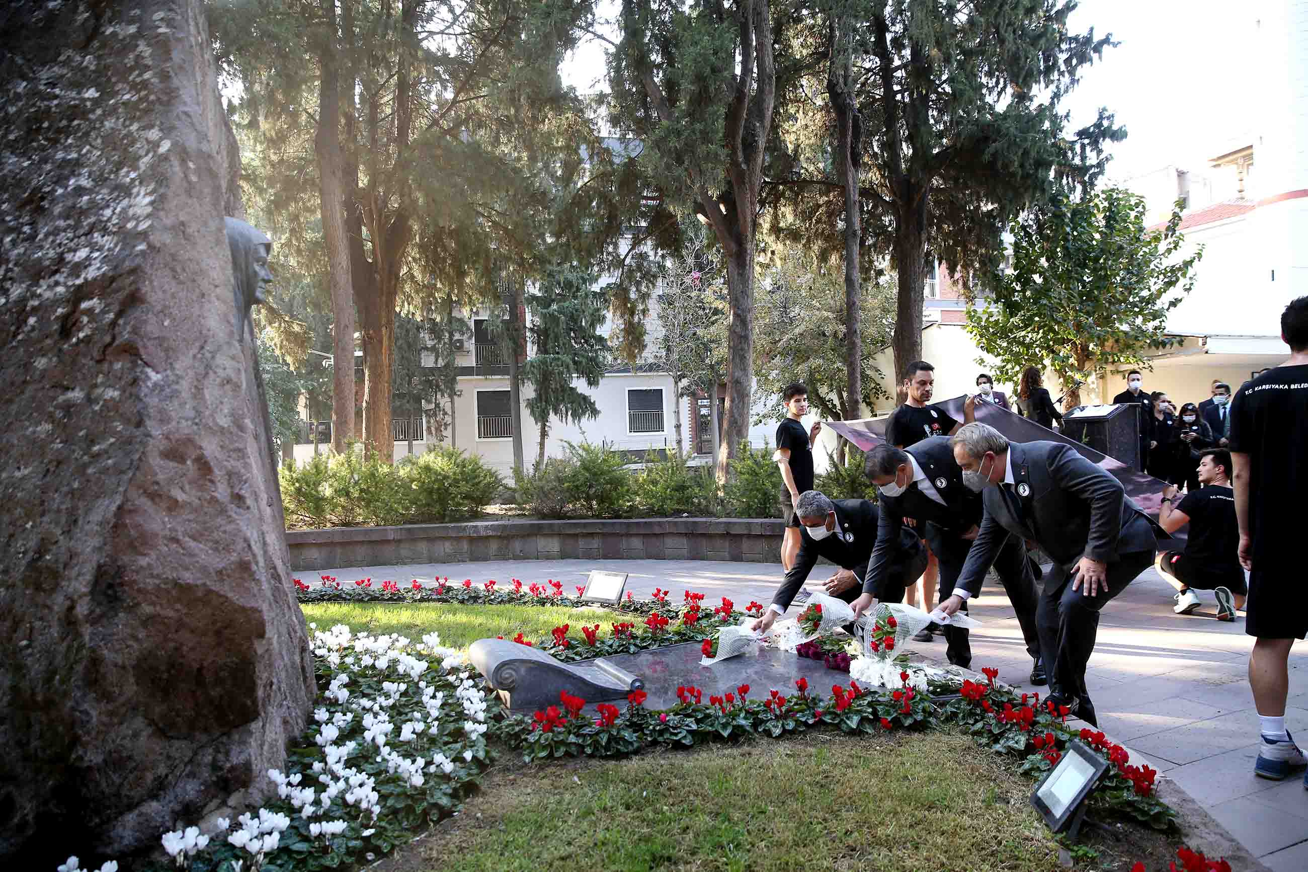 İzmir Ata'sını andı