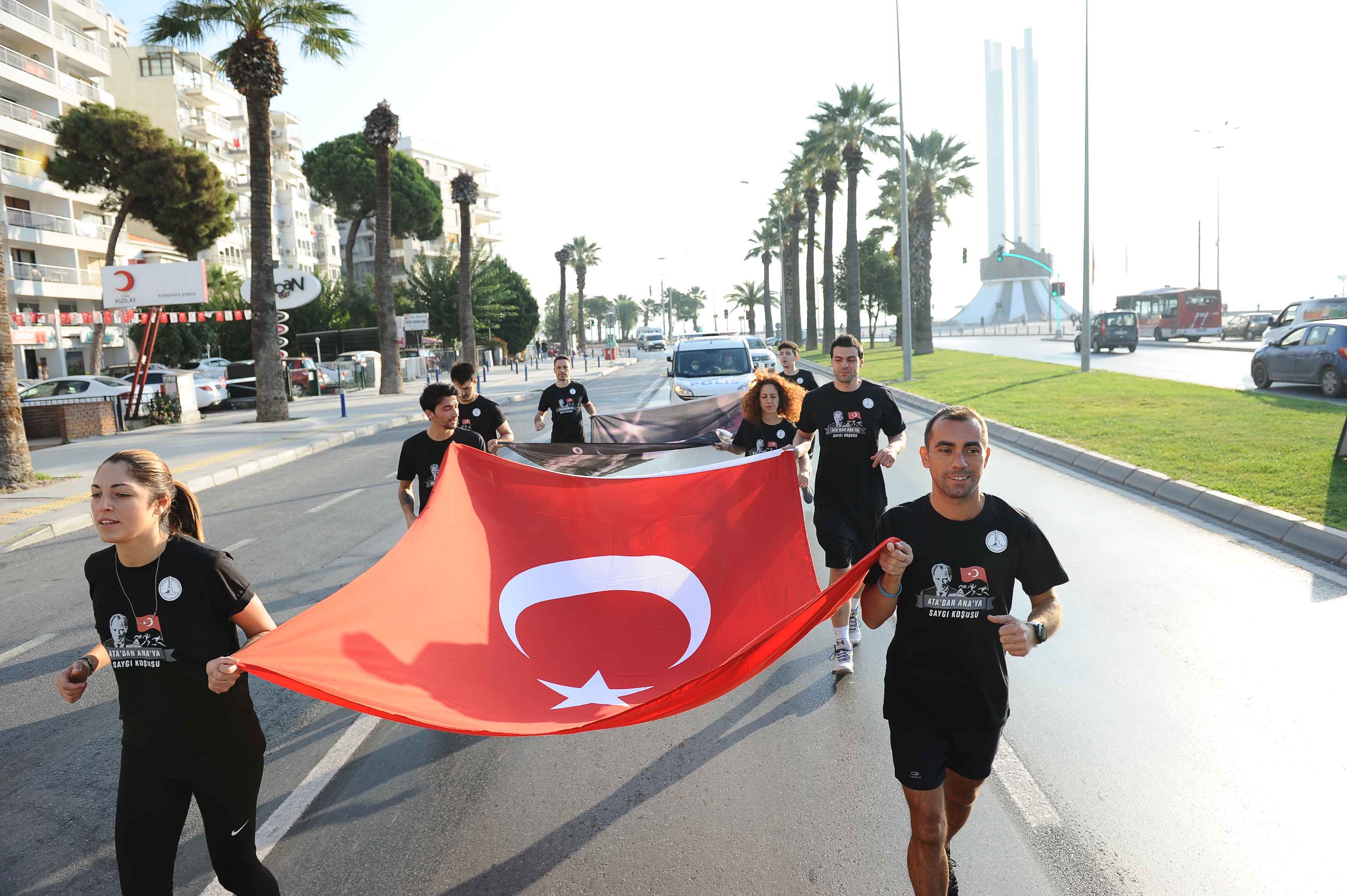 İzmir Ata'sını andı