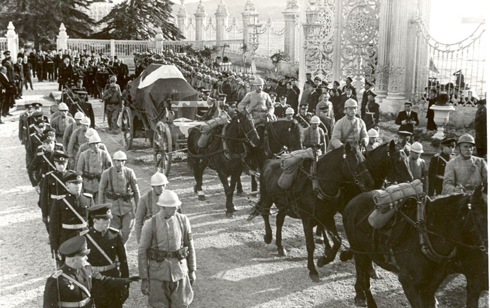 Az bilinen fotoğraflarıyla ölümünün 82. yılında Gazi Mustafa Kemal Atatürk...