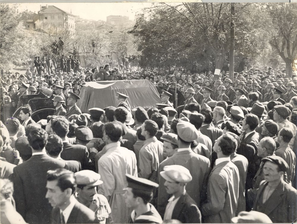 Az bilinen fotoğraflarıyla ölümünün 82. yılında Gazi Mustafa Kemal Atatürk...