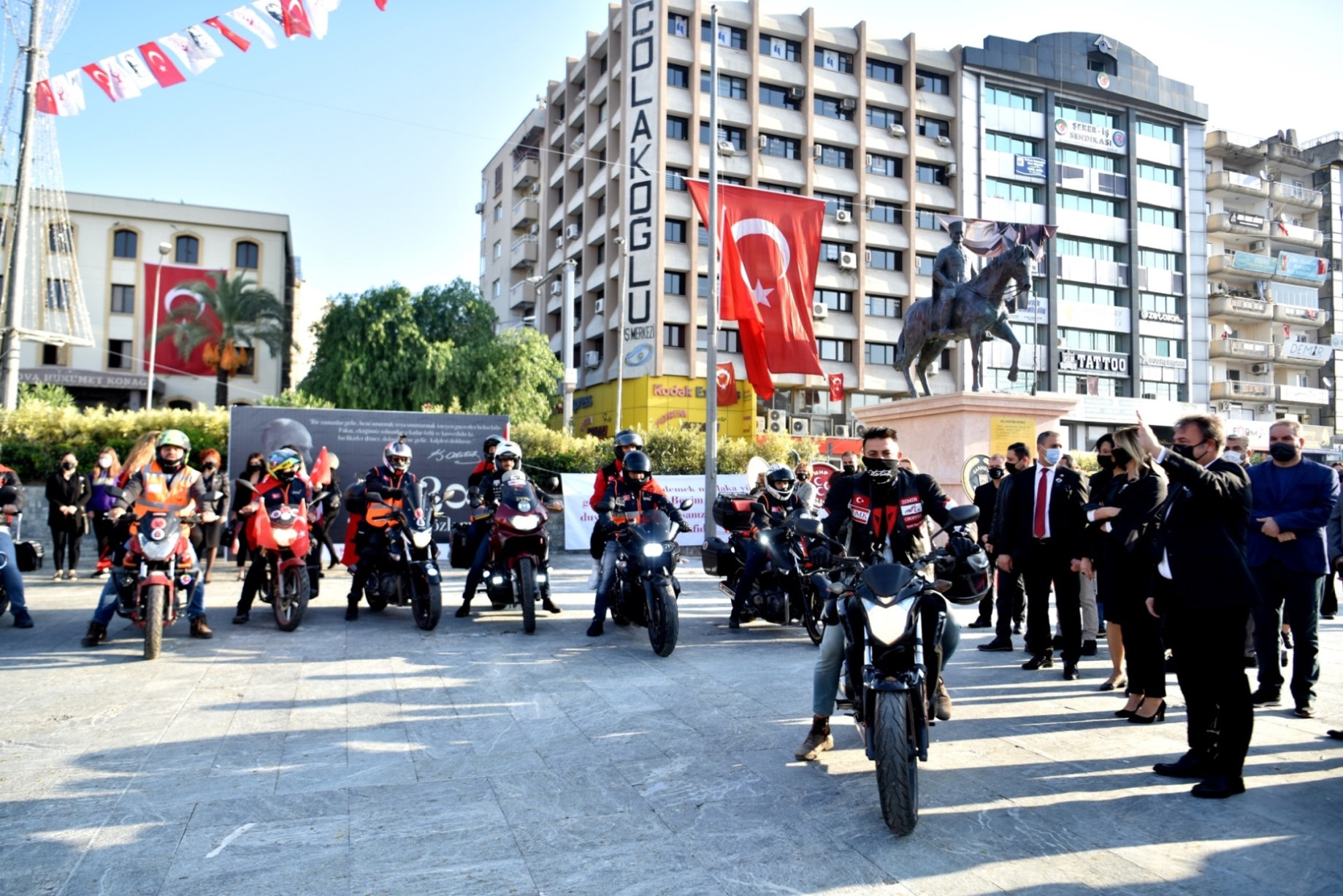 İzmir Ata'sını andı