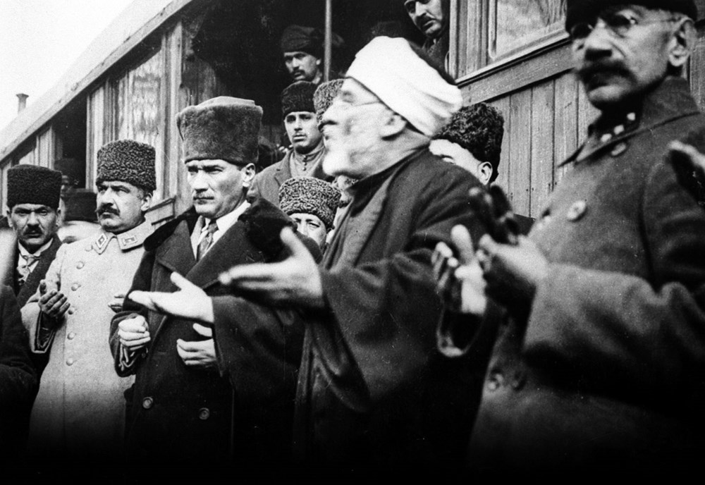 Az bilinen fotoğraflarıyla ölümünün 82. yılında Gazi Mustafa Kemal Atatürk...