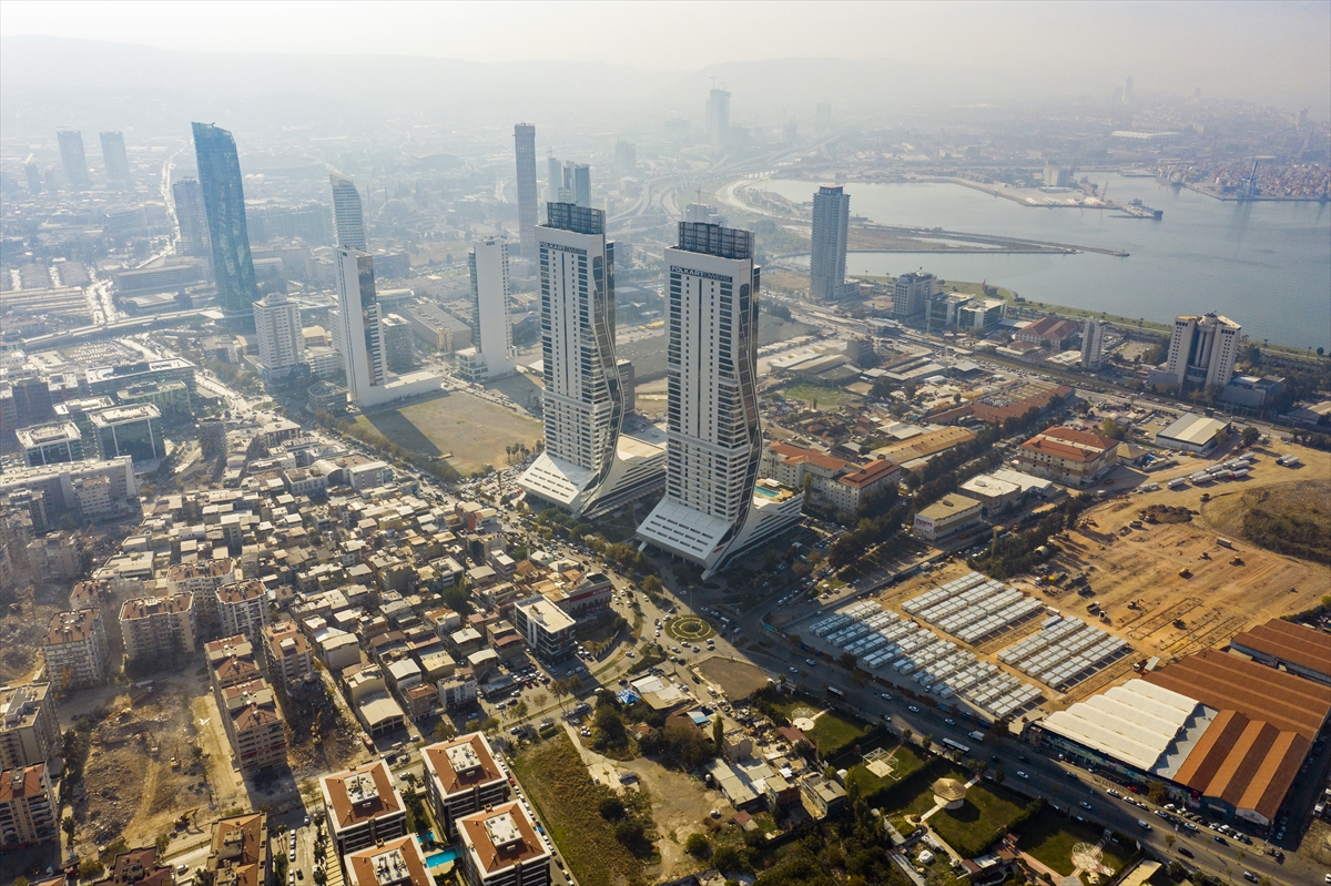 İzmir'de geçici barınma merkezi havadan görüntülendi