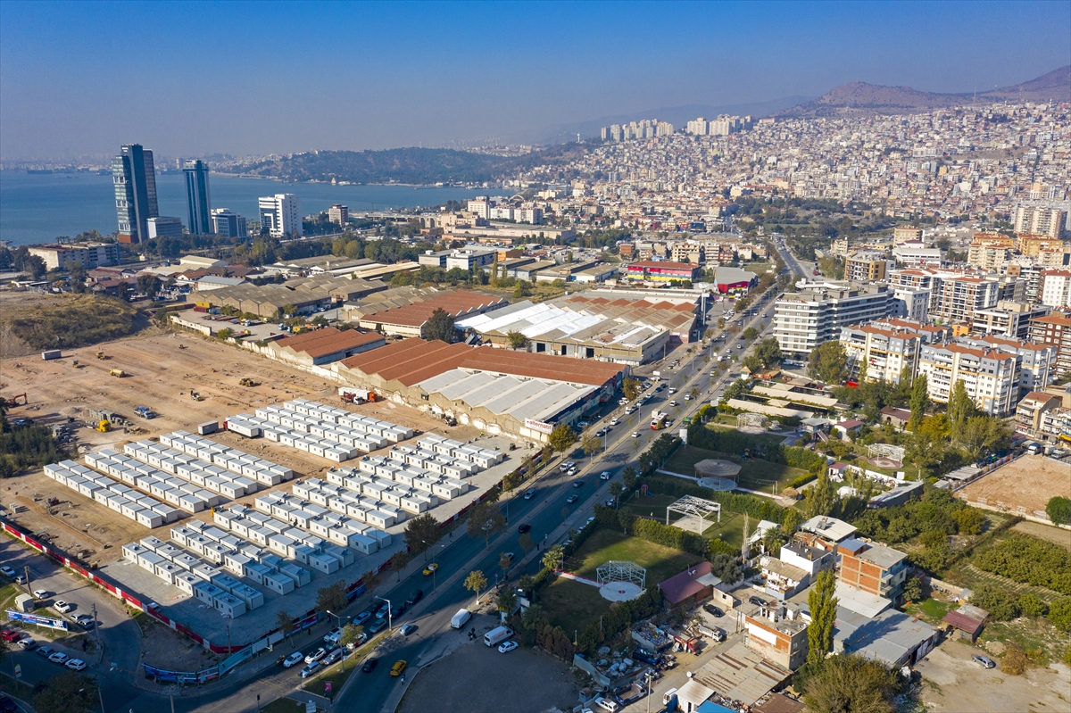 İzmir'de geçici barınma merkezi havadan görüntülendi