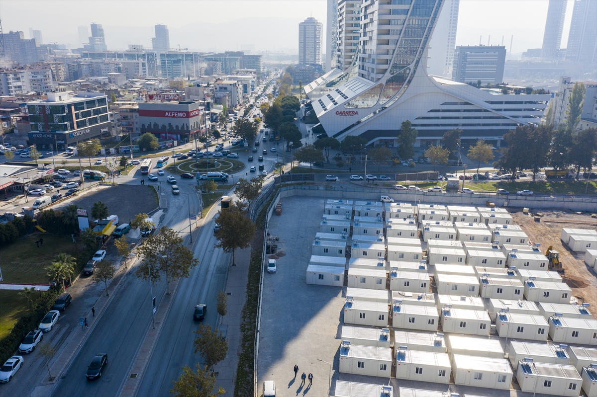 İzmir'de geçici barınma merkezi havadan görüntülendi