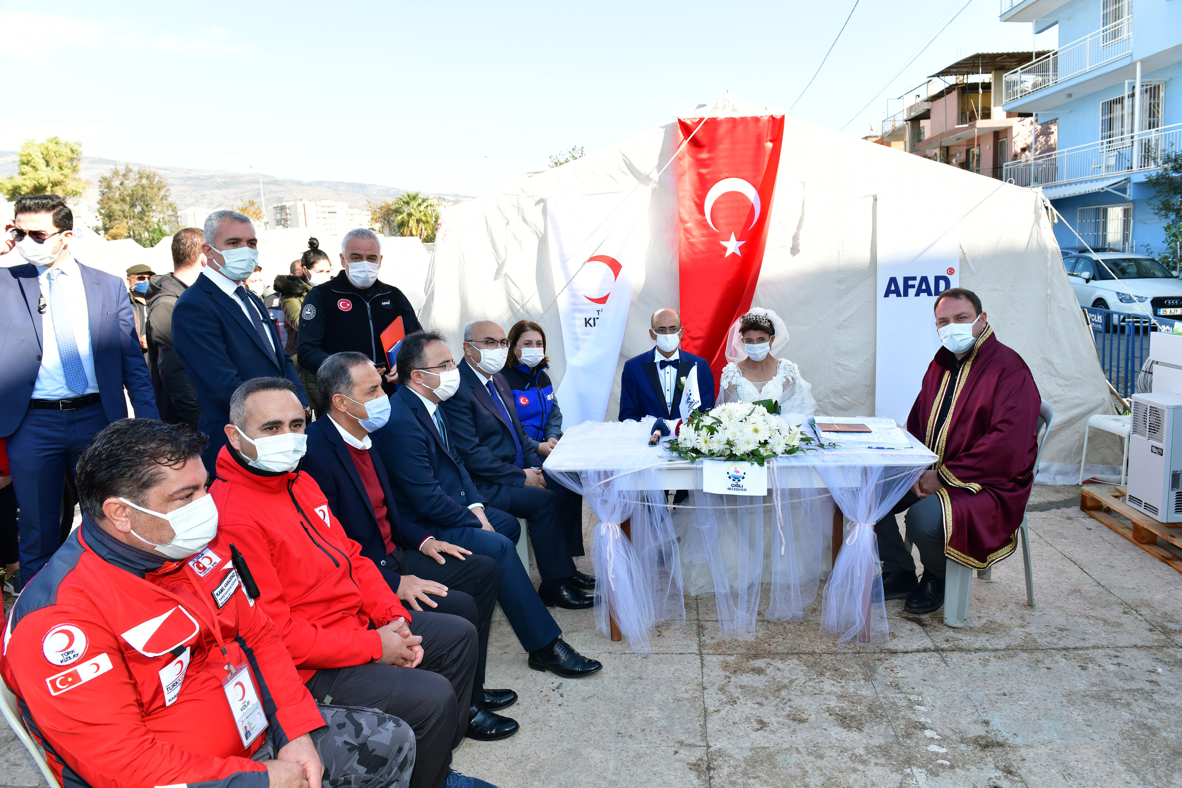 Depremzede çift çadır kentte evlendi